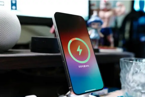 鞍山苹果15换屏服务分享用什么充电器给iPhone15充电更好 